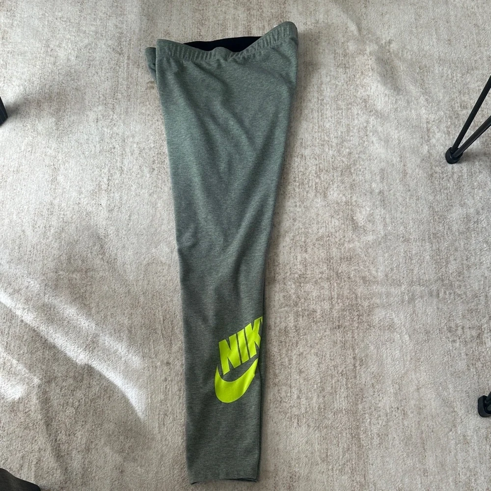 Nike Women's Green Leggings - Picture 3 of 6